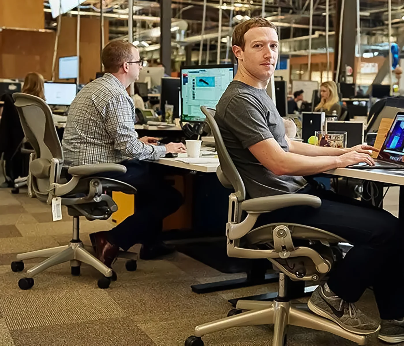 프리미엄 의자에서도 구부정한 자세(거북목) 예시 — 핵심은 브랜드가 아니라 세팅